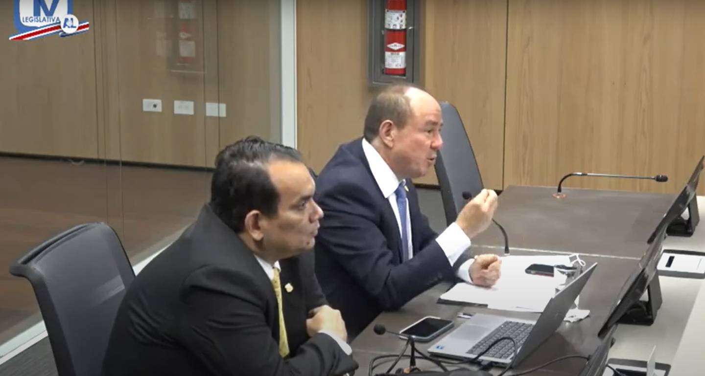 Hombre sentado en un escritorio
Descripción generada automáticamente con confianza media